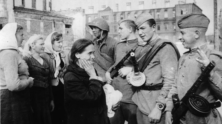 Сустрэча жыхароў Віцебска з воінамі Чырвонай Арміі, чэрвень 1944 года