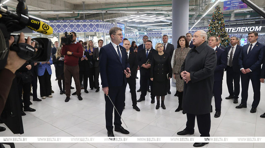 Аляксандр Лукашэнка ў час наведвання гандлёвага цэнтра "Першы нацыянальны гандлевы дом"