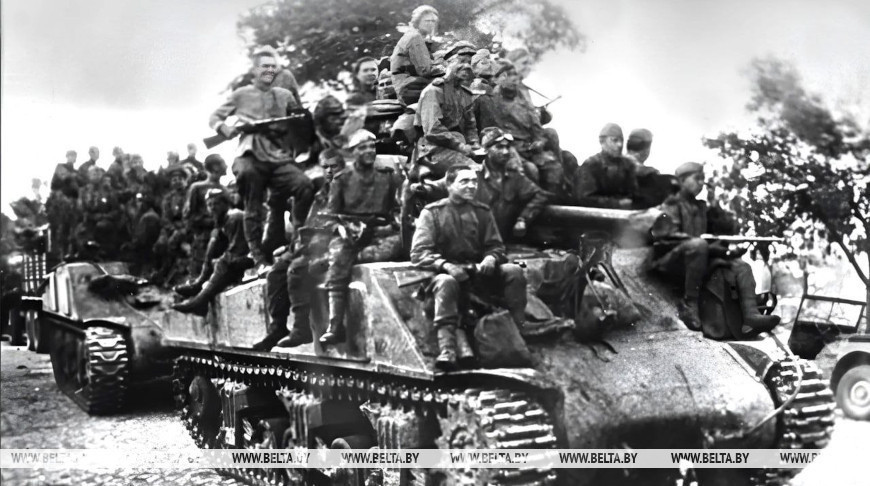 Савецкія танкі з воінамі-дэсантнікамі 1-га Прыбалтыйскага фронту на вуліцах Барысава, 1944 год