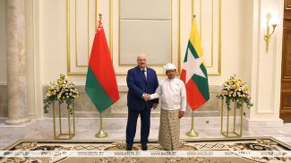 Аляксандр Лукашэнка і Мін Аун Хлайн