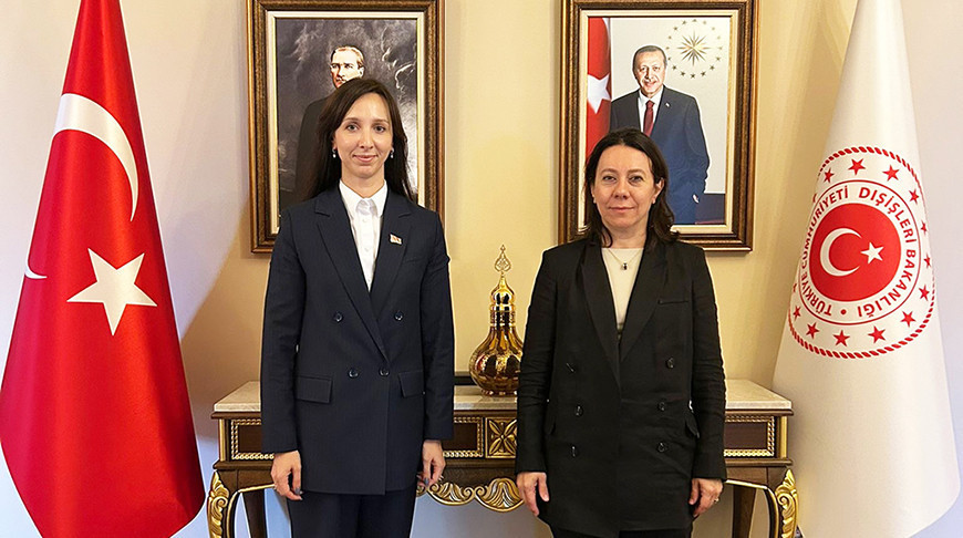 Яўгенія Барткевіч і Айшэ Сезен Услуер. Фота МЗС