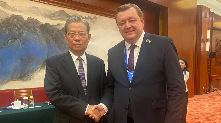 Старшыня Усекітайскага сходу народных прадстаўнікоў Чжаа Лэцзі і старшыня Пастаяннай камісіі Савета Рэспублікі Нацыянальнага сходу Рэспублікі Беларусь па міжнародных справах і нацыянальнай бяспецы Сяргей Алейнік. Фота арганізатараў