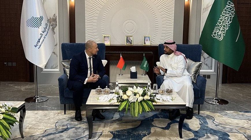 Ігар Белы і Мухамед Ібрагім Хатан. Фота беларускай загранустановы ў ААЭ