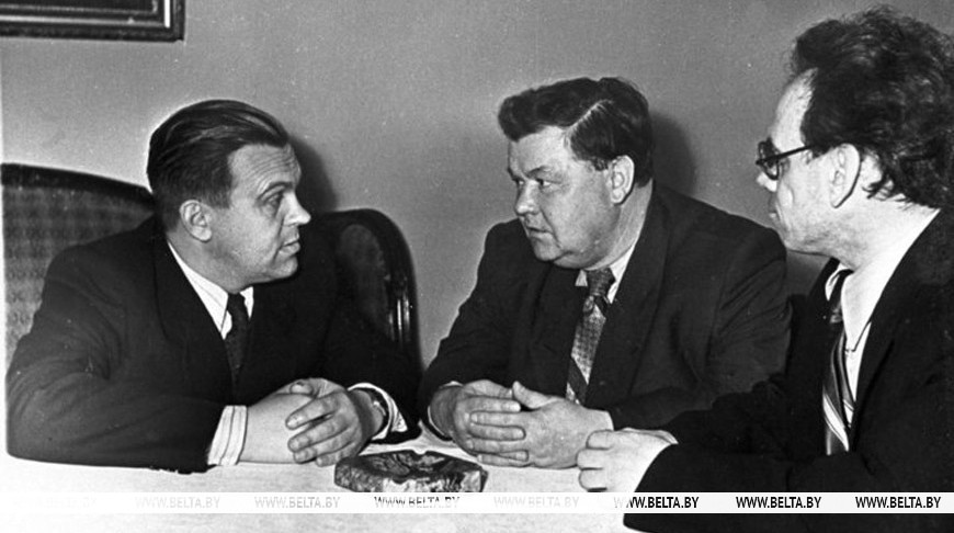 1960-я гады. Кампазітары У.Алоўнікаў, Р.Пукст і П.Падкавыраў за сяброўскай размовай