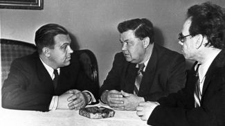 1960-я гады. Кампазітары У.Алоўнікаў, Р.Пукст і П.Падкавыраў за сяброўскай размовай