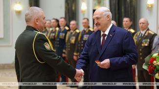 Прэзідэнт Беларусі Аляксандр Лукашэнка ўручае пагоны генерал-маёра Андрэю Філатаву