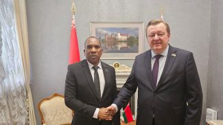 Фрэдрык Ібрагім Кібута і Сяргей Алейнік. Фота Савета Рэспублікі Нацыянальнага сходу Рэспублікі Беларусь