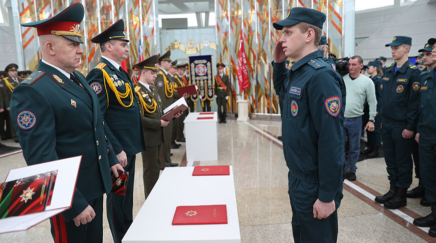 Маладыя работнікі МНС прынеслі прысягу ў музеі ВАВ   