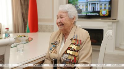 Ветэрану Аэліце Самсонавай уручылі юбілейны знак да 80-годдзя вызвалення Гомельскай вобласці