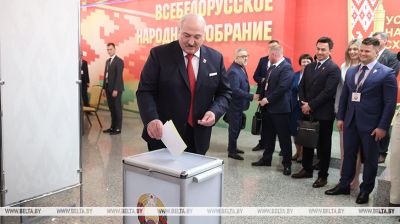 Лукашэнка прагаласаваў на выбарах кіраўніцтва УНС