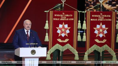 Лукашэнка ўзнагародзіў дзевяць населеных пунктаў краіны вымпелам за мужнасць і стойкасць у гады вайны  