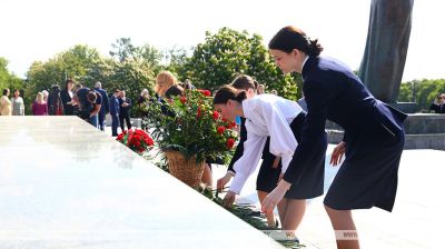 Кіраўнікі сфер адукацыі Беларусі і Расіі ўсклалі кветкі да стэлы "Мінск горад-герой"  