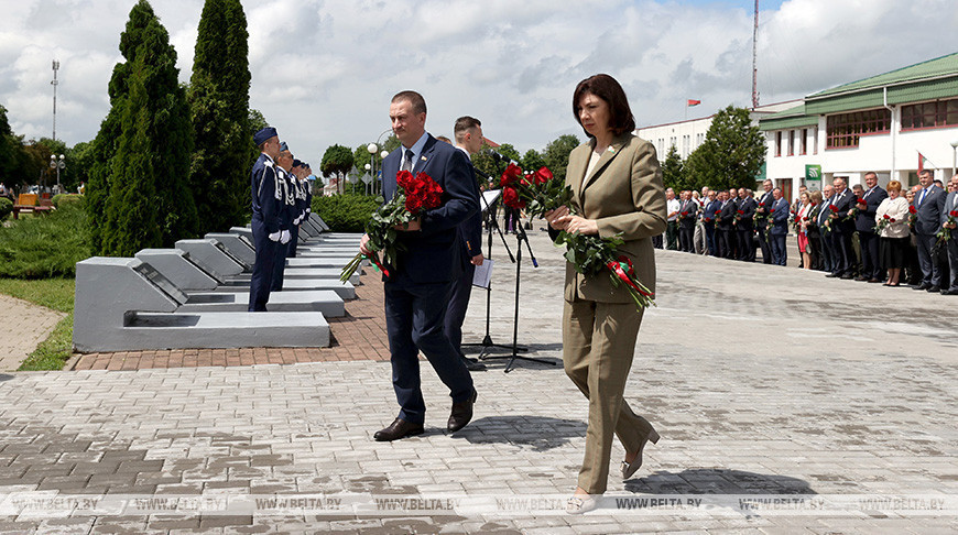 Качанава ўсклала кветкі да мемарыяльнага комплексу савецкім воінам  