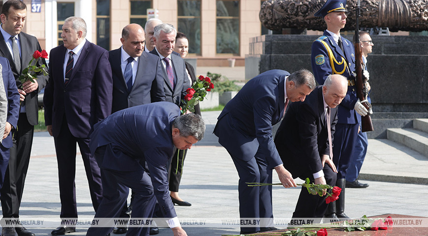 Намеснік прэм'ер-міністра Азербайджана ўсклаў вянок да манумента Перамогі ў Мінску  