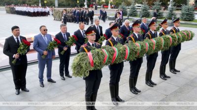 Міністры ўнутраных спраў СНД усклалі кветкі да манумента Перамогі ў Мінску