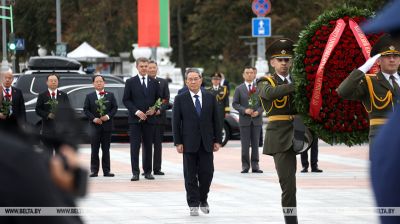 Прэм'ер Дзяржсавета КНР усклаў вянок да манумента Перамогі ў Мінску