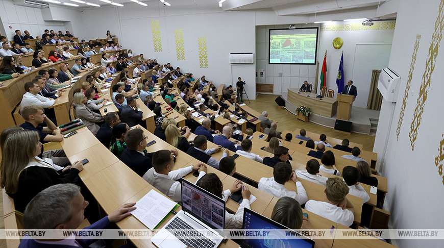 Вальфовіч сустрэўся са слухачамі і выкладчыкамі Акадэміі кіравання