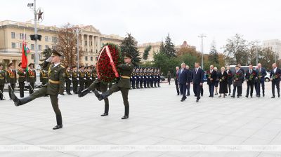 Парламенцкая дэлегацыя Савета Федэрацыі Расіі ўсклала кветкі да манумента Перамогі ў Мінску