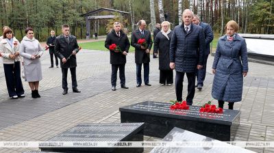 Сергяенка ўсклаў кветкі да мемарыяла "Ала" ў Светлагорскім раёне