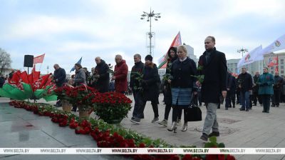 Ускладанне кветак да помніка Леніну адбылося на плошчы Незалежнасці ў Мінску 