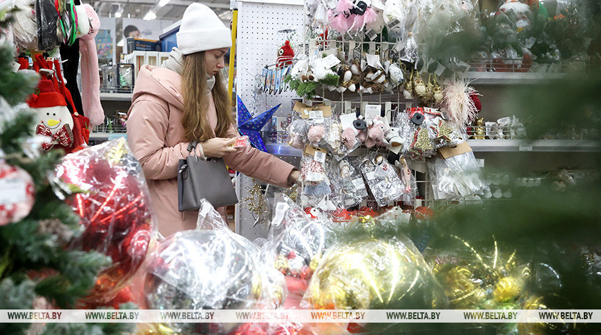 У Магілёве напярэдадні зімовых свят ідзе актыўны гандаль навагоднімі ўпрыгажэннямі