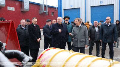 Лукашэнка азнаёміўся з вытворчасцю пажарнай і выратавальнай тэхнікі ў Барысаве