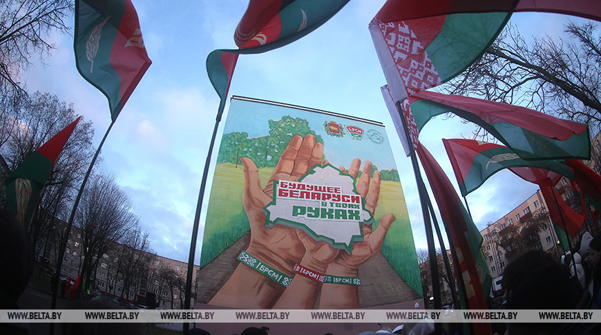 На памяць аб "Марафоне адзінства": у Лідзе адкрылі мурал "Будучыня Беларусі ў тваіх руках"