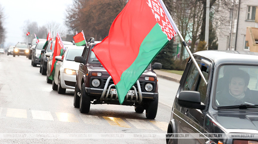 Сотні машын сабралі патрыятычныя аўтапрабегі ў рэгіёнах Беларусі