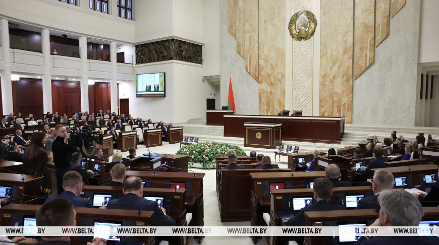 Сергяенка сустрэўся з аўтарамі кнігі "Наш Президент" у Авальнай зале Дома ўрада