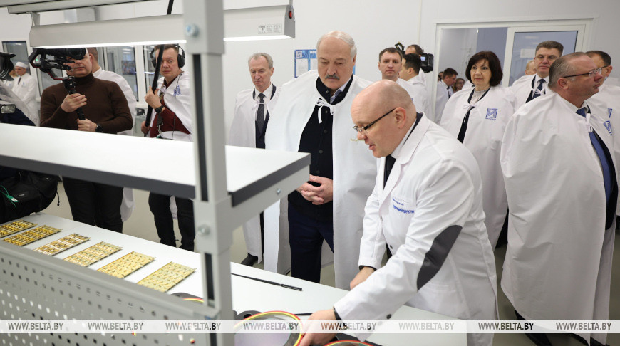 Лукашэнка наведаў ААТ "ІНТЭГРАЛ" і азнаёміўся з развіццём айчыннай мікраэлектронікі