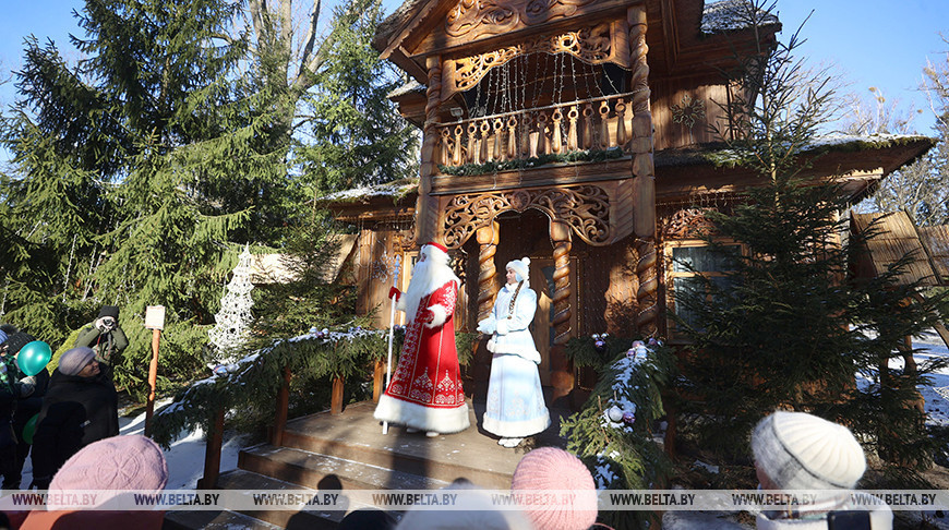 У маёнтку беларускага Дзеда Мароза ў Белавежскай пушчы адбылося святочнае мерапрыемства "Праводзіны Снягурачкі"