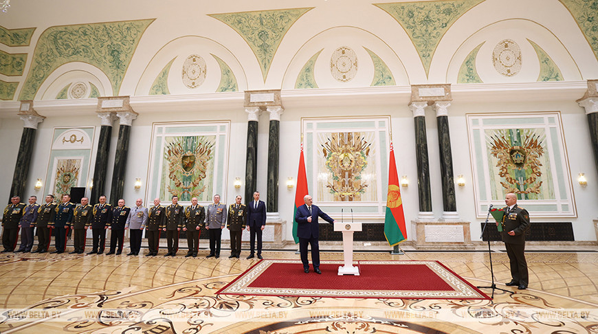 Лукашэнка ўручыў дзяржузнагароды і генеральскія пагоны вышэйшаму афіцэрскаму складу