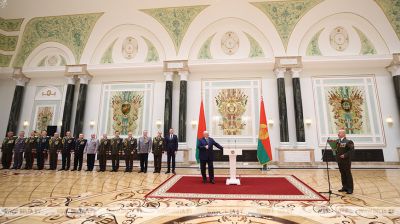 Лукашэнка ўручыў дзяржузнагароды і генеральскія пагоны вышэйшаму афіцэрскаму складу