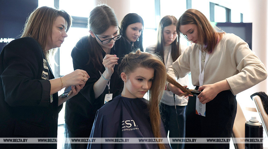 "Матывуе больш сур'ёзна ставіцца да работы". Майстар-класы для ўдзельнікаў форуму стылістаў праходзяць у Мінску 