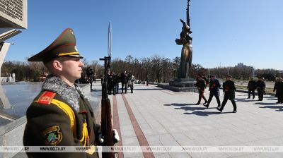 "Выстрал памяці" прагучаў каля стэлы "Мінск - горад-герой"