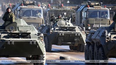 Трэніроўка парадных разлікаў механізаванай калоны праходзіць на аэрадроме Ліпкі