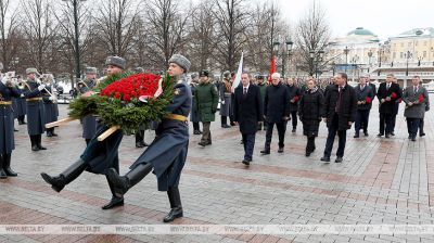 Прэм'ер-міністр Беларусі ўсклаў вянок да Магілы Невядомага Салдата ў Маскве