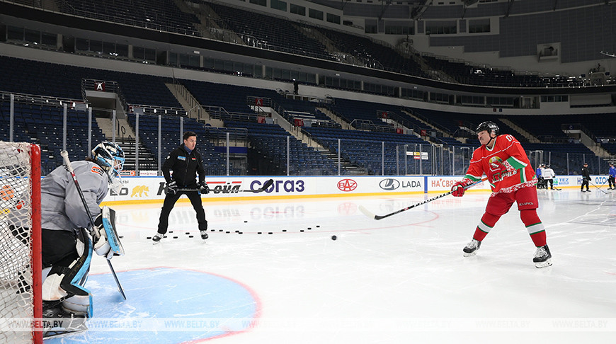 Лукашэнка прыехаў на трэніроўку "Дынама-Мінск" - падтрымаць "зуброў" перад 1/4 фіналу Кубка Гагарына