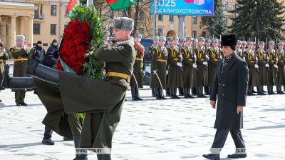 Прэм'ер-міністр Пакістана ўсклаў вянок да манумента Перамогі ў Мінску