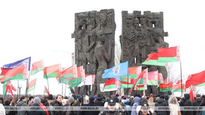 Камень і кветкі. Каля манумента "Брама памяці" ў Трасцянцы прайшоў мітынг-рэквіем