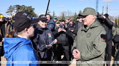 Лукашэнка ў час суботніка высадзіў дрэвы ў парку Народнага адзінства