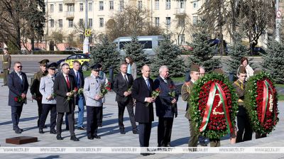 Нашчадкі чатырох легендарных камандуючых ушанавалі памяць герояў каля манумента Перамогі ў Мінску