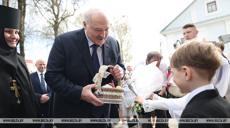 Лукашэнка на Вялікдзень наведаў Свята-Пакроўскі храм у Талачыне  