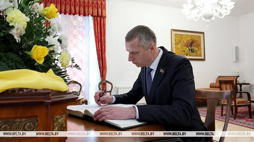 Крутой ад імя Прэзідэнта Беларусі пакінуў запіс у кнізе спачуванняў у 
Апостальскай нунцыятуры ў Мінску ў сувязі са смерцю Папы Рымскага 
Францыска