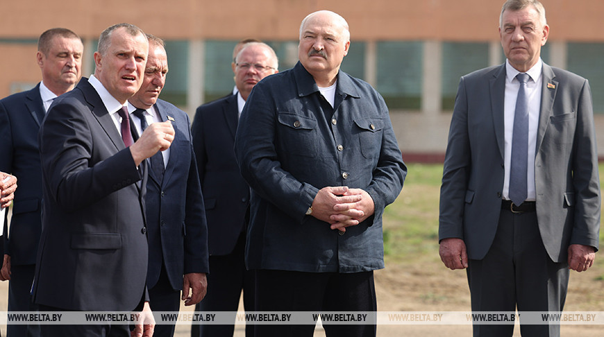 Лукашэнка ў час рабочай паездкі наведаў аб'екты АПК у Шклове