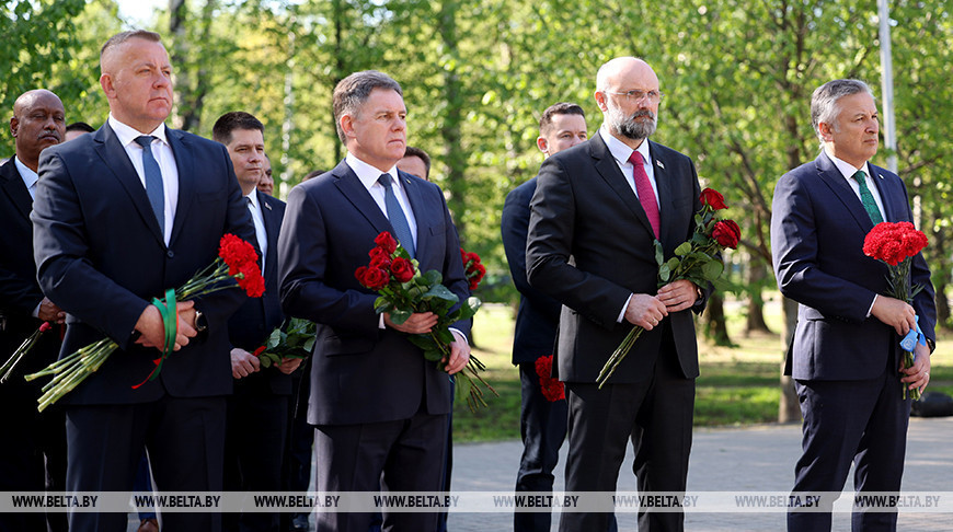 У Мінску ўсклалі кветкі да памятных знакаў "Ахвярам Чарнобыля" і "Камень міру Хірасімы"
