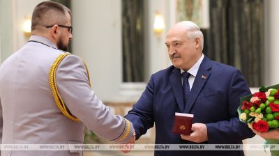 Лукашэнка ўручыў дзяржаўныя ўзнагароды заслужаным прадстаўнікам розных сфер