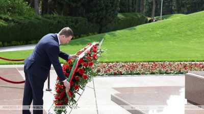 Даніна памяці і павагі. Турчын усклаў вянкі да знакавых манументаў у Азербайджане