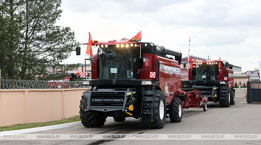 Для перамог на палях. 80 новых камбайнаў адправіліся ў гаспадаркі Мінскай вобласці