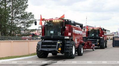 Для перамог на палях. 80 новых камбайнаў адправіліся ў гаспадаркі Мінскай вобласці